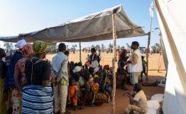 An MSF health promotion team conducts an awareness session on disease prevention for a group of people waiting for medical consultation. Respiratory, skin, and waterborne illnesses are a major concern where shelter is inadequate and clean water scarce.