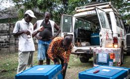 André Keli and Stallone Deke, MSF logistician and driver in Kisangani, ensure the final packaging of the vaccines before they are loaded for shipment to Bondo, Bas-Uélé. MSF base in Kisangani.