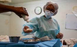 In an operating room at MSF’s Tabarre trauma hospital, an MSF doctor performs surgery on a patient wounded by a gunshot in Port-au-Prince.
