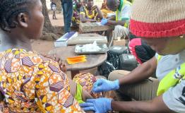 Children being vaccinated to prevent measles and meningitis, together with other antigens, during an EURECA intervention in Kabo, CAR.