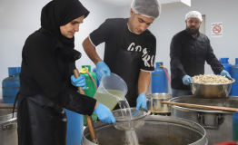 Cooked food distribution in Azarieh shelter