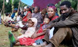 People queue at the entrance of an MSF mobile clinic held in a health post in Banko Baya town, Guji, in Ethiopia’s Oromia region. [ © Igor Barbero / MSF] 