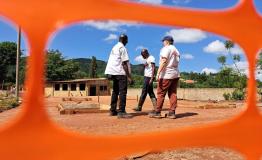 MSF staff discuss the plans for a 39-bed Ebola Treatment Centre in Mubende [© MSF/Sam Taylor] 