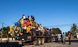 People who have been displaced return by truck from Macomia to the town of Mocímboa da Praia.