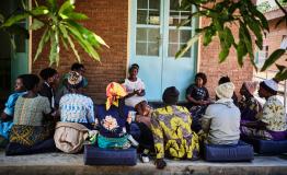 A patient support group at the Blantyre cervical cancer hospital, Malawi  [© Diego Menjibar]