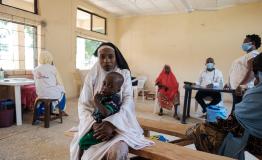 Sadiya M. with her 1.5 y/o son waiting for treatment in Anka MSF hospital, Zamfara state