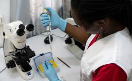 MSF lab manager Mercy Oluya performs a kala azar diagnostic test MSF laboratory in Abdurafi May 2018
