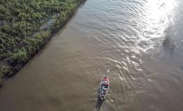 Boat with NFI items on its way to Chibuabuabua, Savane, in Dondo District.Giuseppe La Rosa/MSF