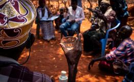. The MSF tea team chats with community leaders and elders of Kurtunle village during the monthly tea team focus group meeting  [ © Susanne Doettling / MSF ] 