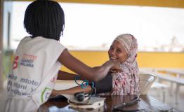 An MSF staff conducts pre-screening antenatal consultations at the Mrima Health Centre. 