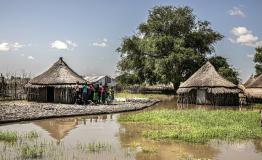 Villagers surrounded by water and stranded in a shrinking area of dry land[Photo: Nicola Flamigni/MSF]