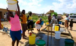 Women fetching water at a water point in Stoneridge in Southern Harare. Photo: Samuel Sieber/MS