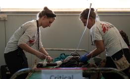 Suzanne & Mariel assess condition of 10-year-old Nyaduoth in the MSF hospital © Gabriele Casini/MSF