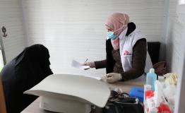 An MSF nurse talks to a woman during a consultation at MSF’s mobile clinic, Northwest Syria