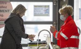 MSF staff exchange with the hospital staff about how to manage patient workflow © Pablo Garrigos/MSF