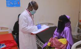 An MSF health worker checks the medical condition of a patient at the ITFC in Galkayo 