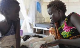 Yayai Logain with her children in MSF’s clinic in Pibor town. Two of Yayai’s children have measles.