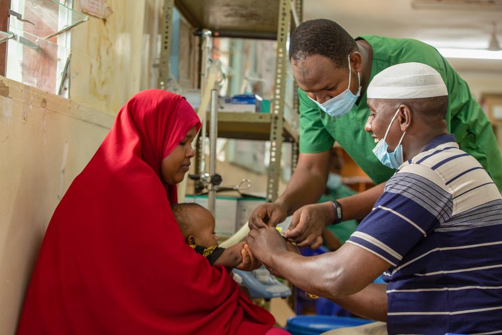Medical consultation in Dagahaley hospital in Dadaab
