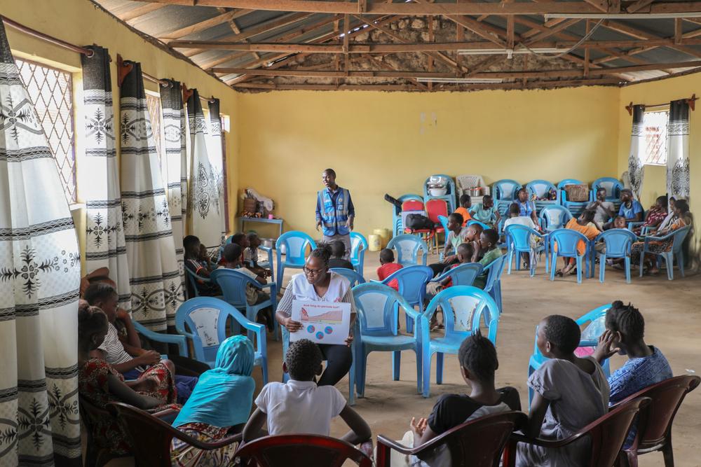 The MSF teams visit this center once a week to raise awareness among children of different ages. The educators conduct one-hour sessions on health and sexual health education, tailored to the children's age group