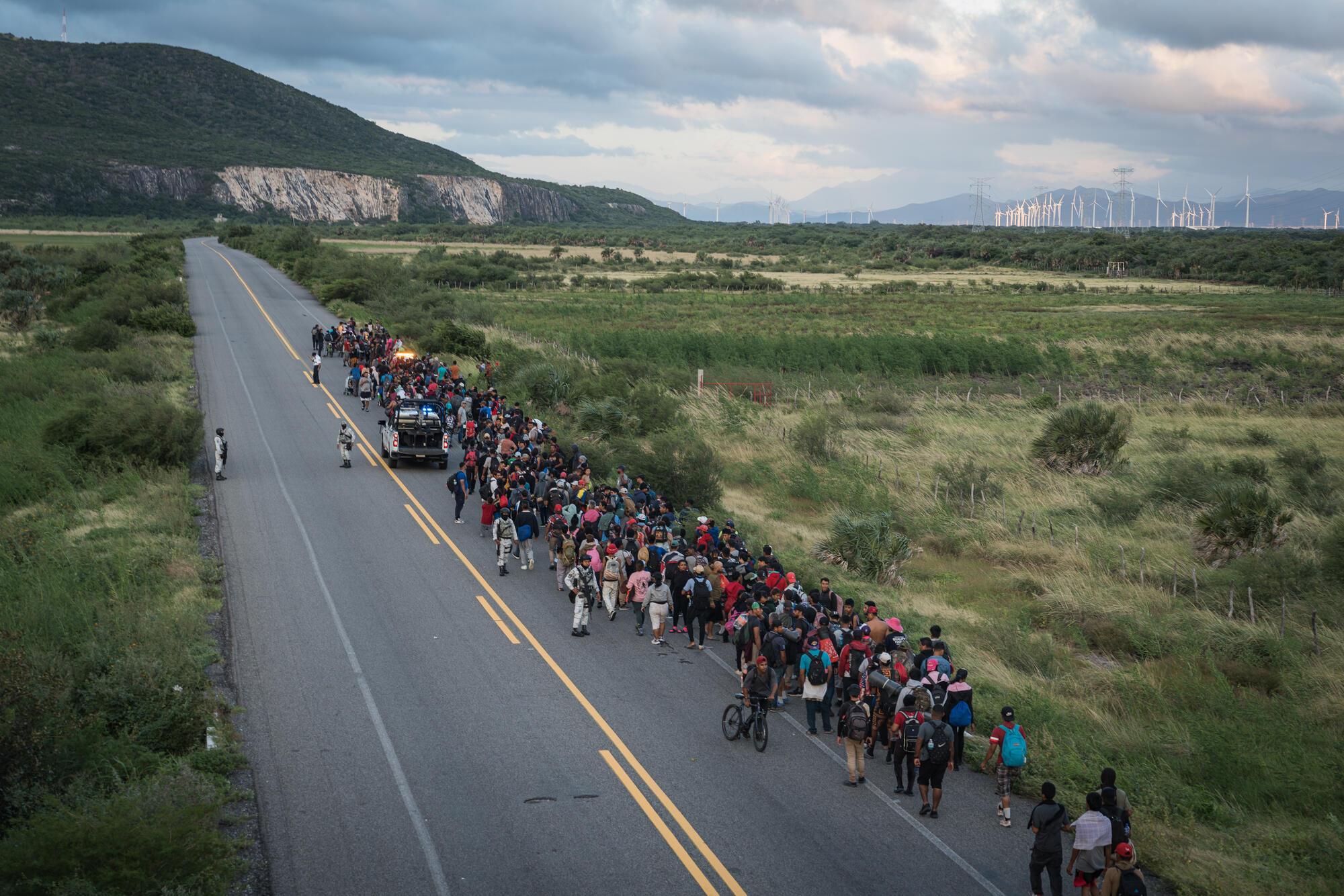 A caravan of migrants, escorted by police, advances along the route between the towns of La Venta and Juchitán, in southern Mexico