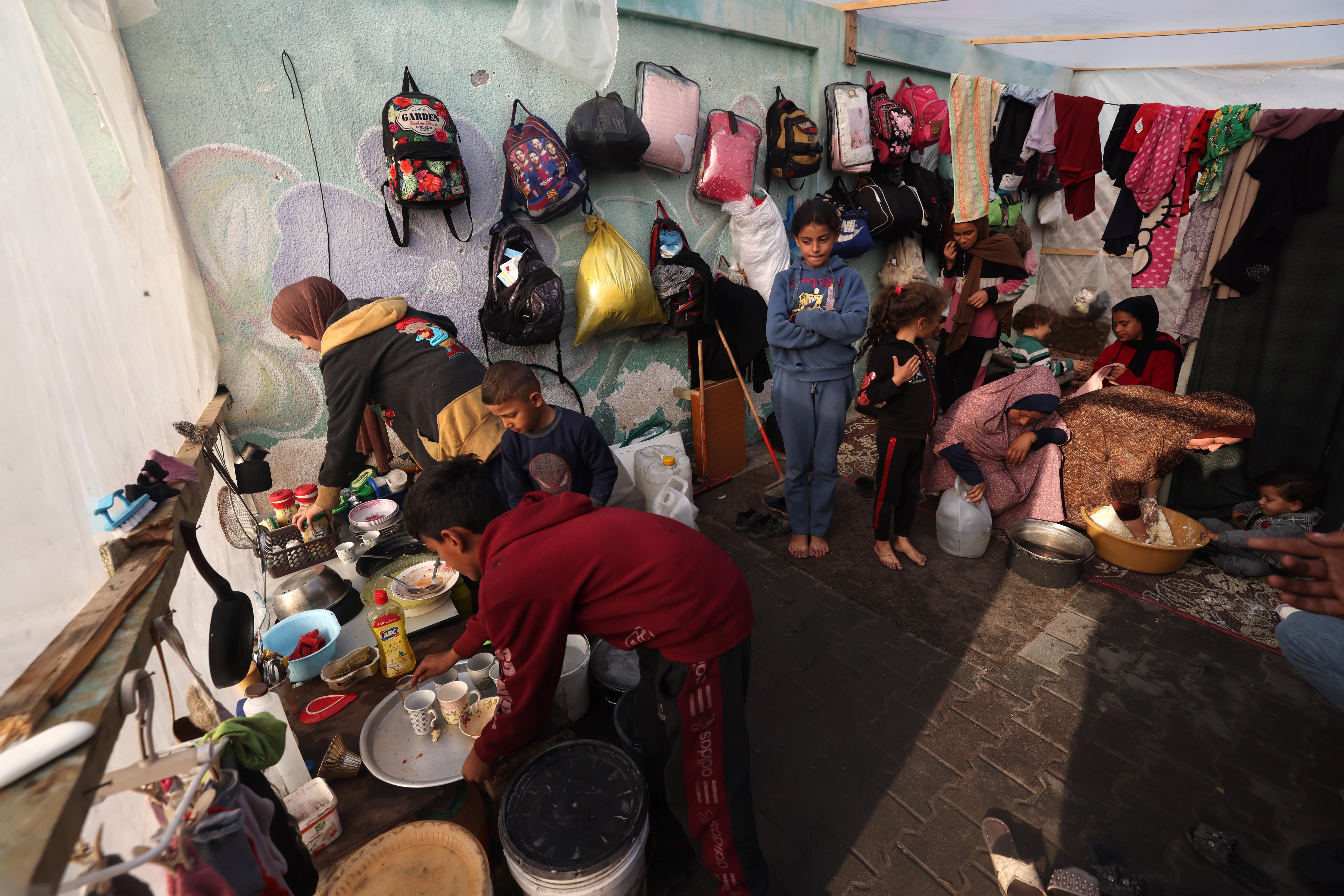 The streets of Rafah, south Gaza, are full of people building shelters. Palestine, 27 December 2023.