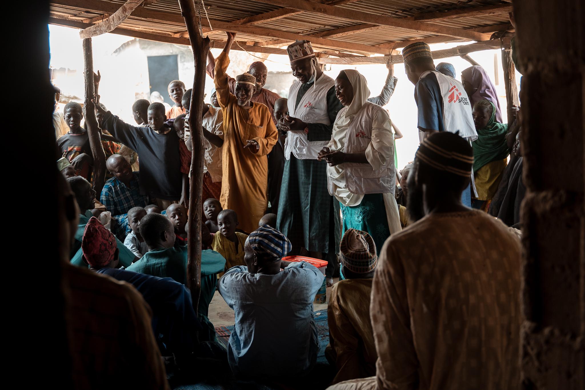 Maryam Muhammad and the MSF health promotion team conduct a Tom Brown sensitisation session for men in Kebbi. 