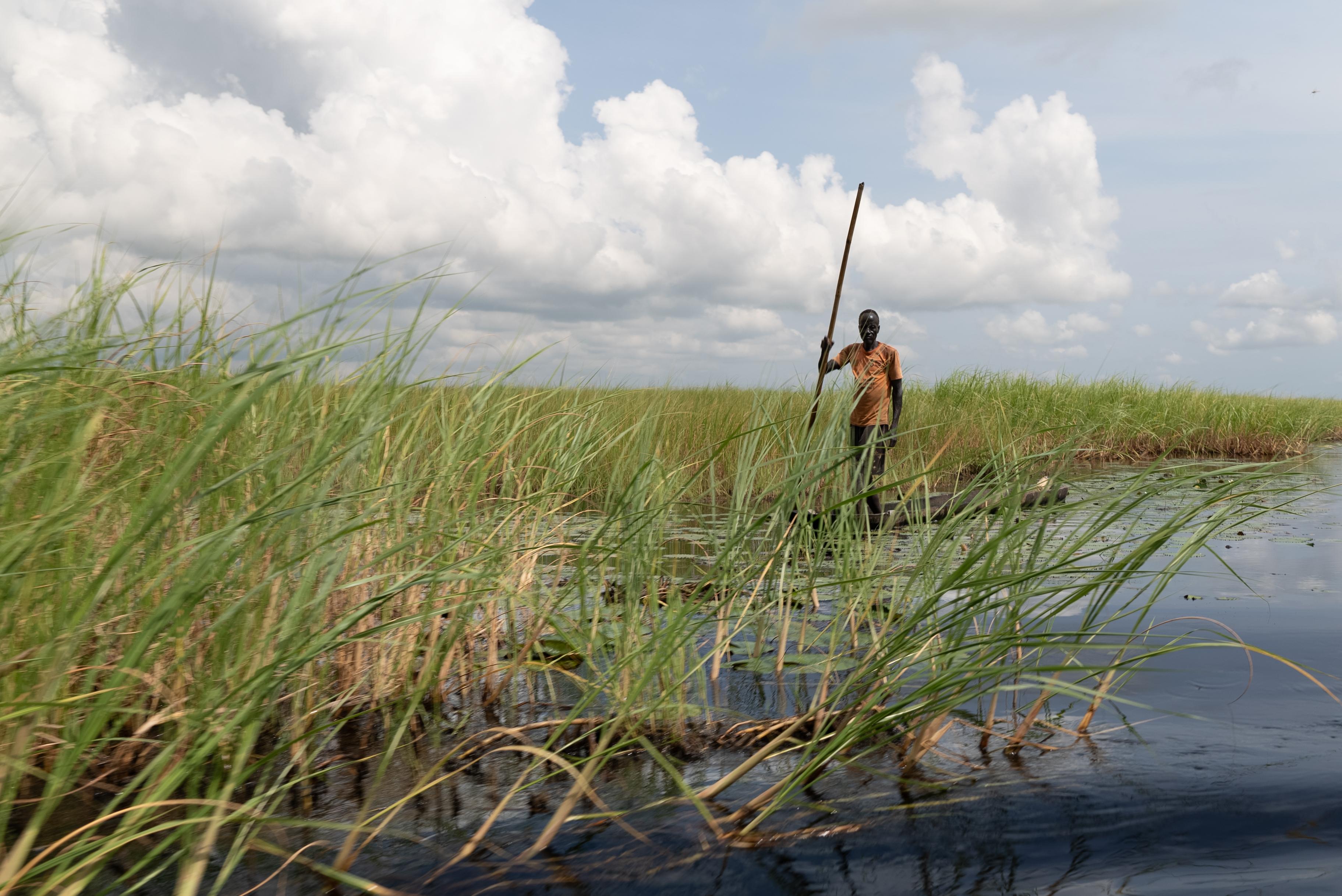 A man standing on a canoe near the town of Old Fangak. 