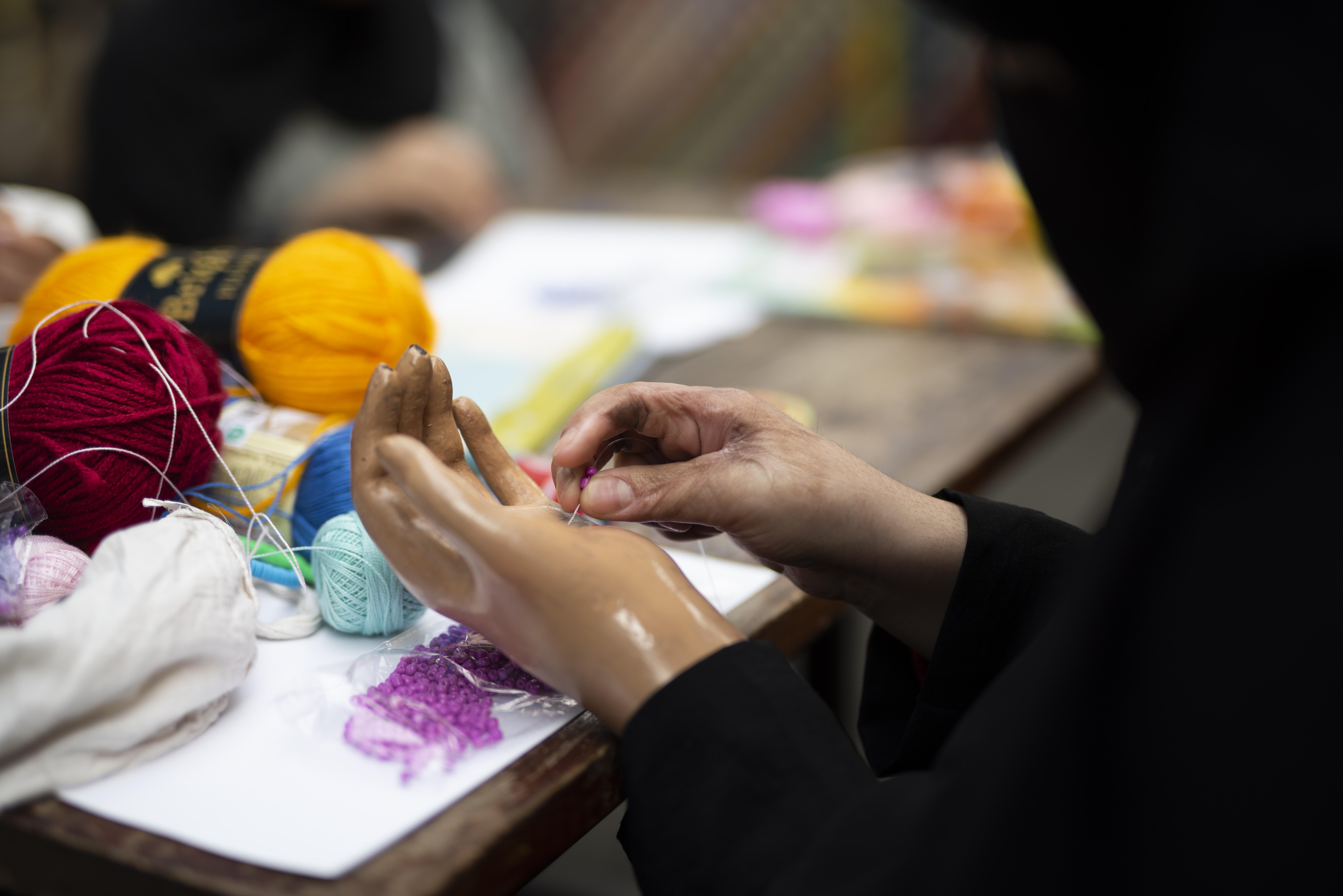 Aisha from Yemen is working on her handcraft artwork during a workshop at the art school in MSF’s hospital. 