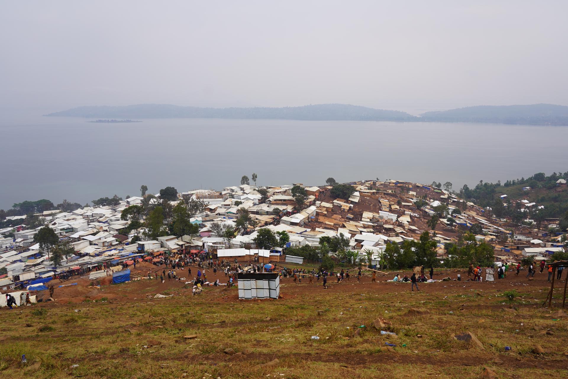 A sprawling settlement of makeshift shelters in Lomera, South Kivu, where rapid population growth and poor sanitation heighten cholera outbreak risks.
