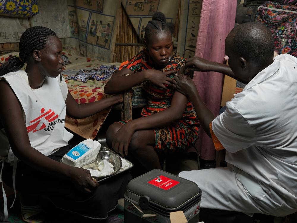 MSF teams visit residents of Bentiu IDP camp to vaccinate them against hepatitis E