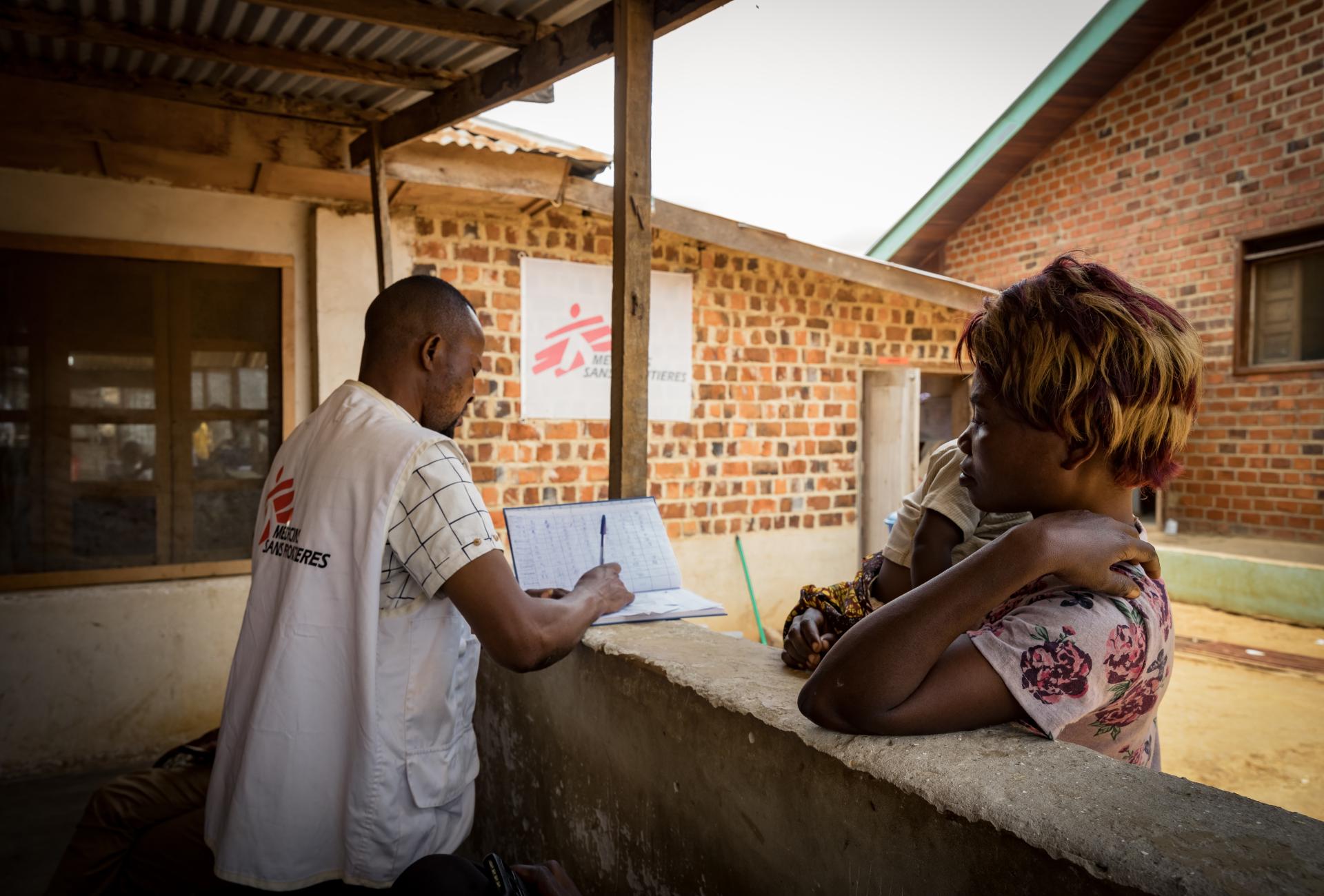 The community health workers only take care of simple cases of malaria and diarrhoea. For complicated cases, they first refer to the nearest health centre. The nursing manager assesses the patient's condition and can decide either to keep the patient at the health centre or to organize a transfer to the general hospital so that the patient receives appropriate care.