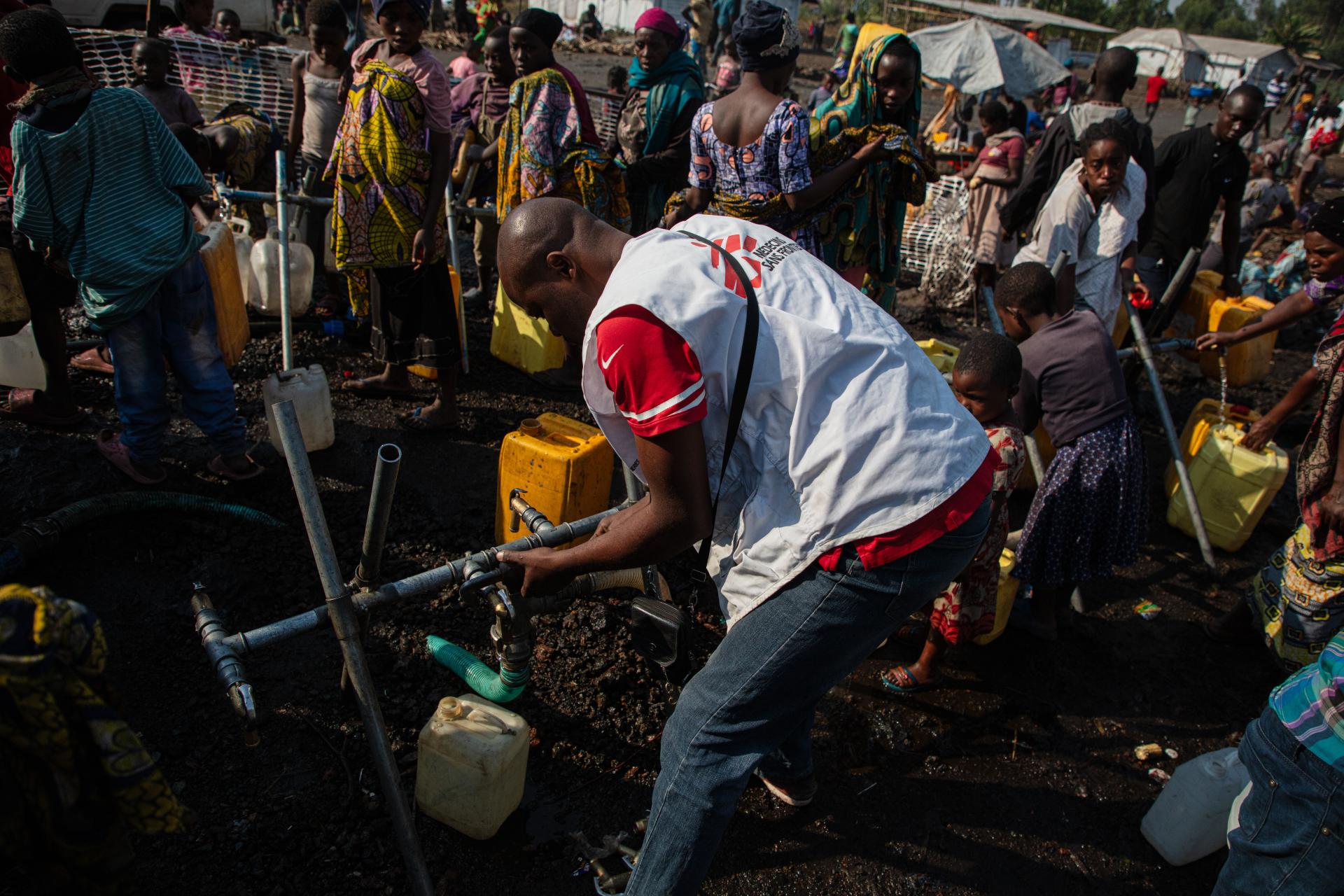 DRC: Water distribution at Rusayo camp 