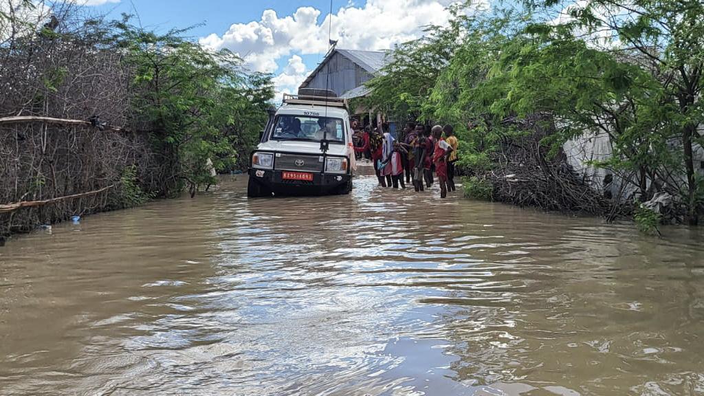 The communities surrounding MSF Dagahaley Project has suffered significantly from this rainfall. More than 2700 people have relocated to 5 schools within Dagahaley, with many others taking shelter within their extended families in Dagahaley. In response, MSF launched an intervention to assist the thousands of people affected by the flooding in the County of Garissa with a specific focus on the needs of the communities in and around Dagahaley’s refugee camp.