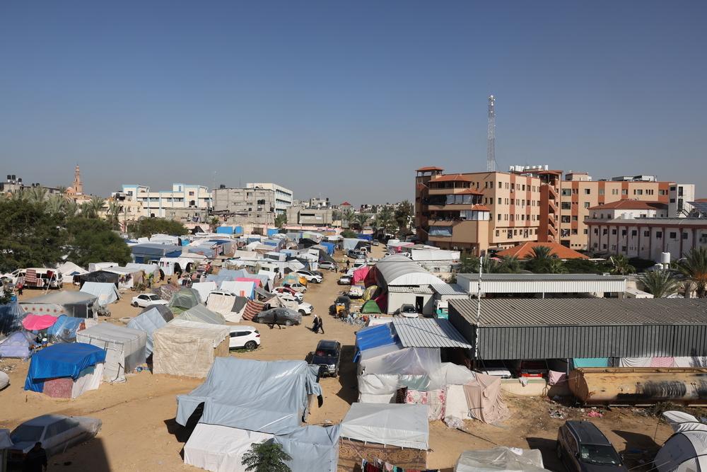 Nasser hospital - People camped outside 