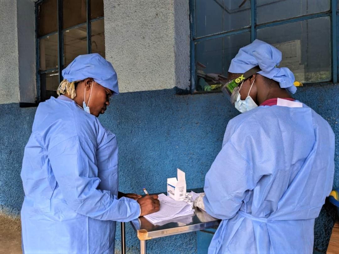 Two health workers talk at the Budjala general hospital, supported by MSF. MSF also deployed a team in the Budjala health zone in South Ubangi to support health authorities in the response against Mpox