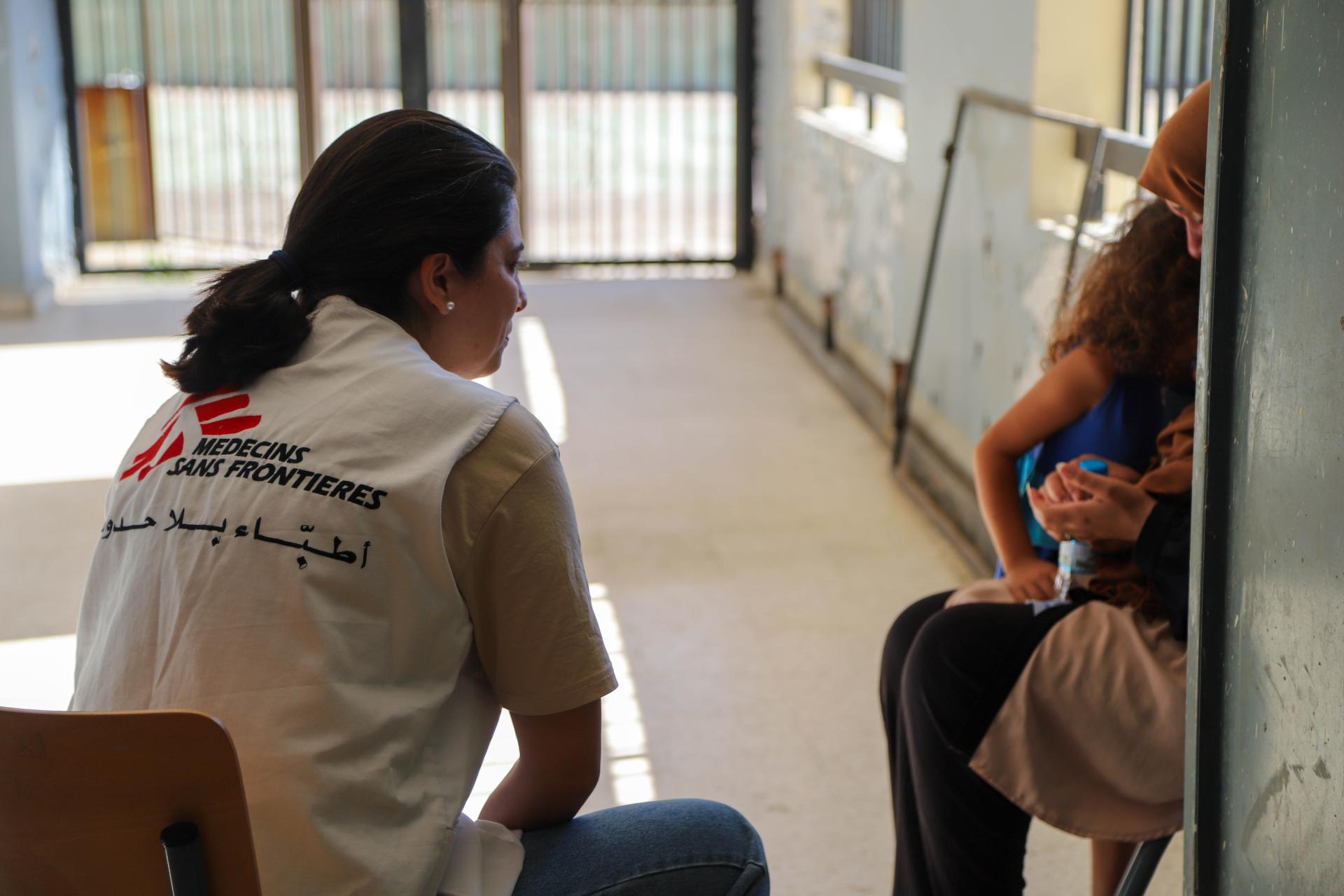 Dayana Tabbara, MSF mental health counsellor, provides psychological first aid to a patient and her daughter.