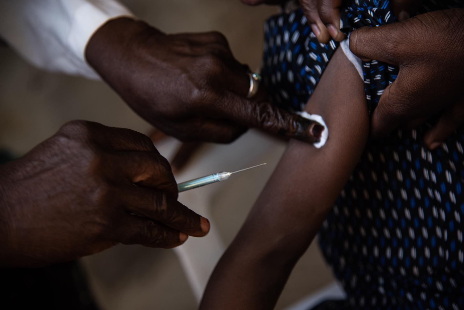 Muazu Nasir gets his Penta-5 vaccination in Sokoto north as part of the pilot of the MSF mass vaccination programme