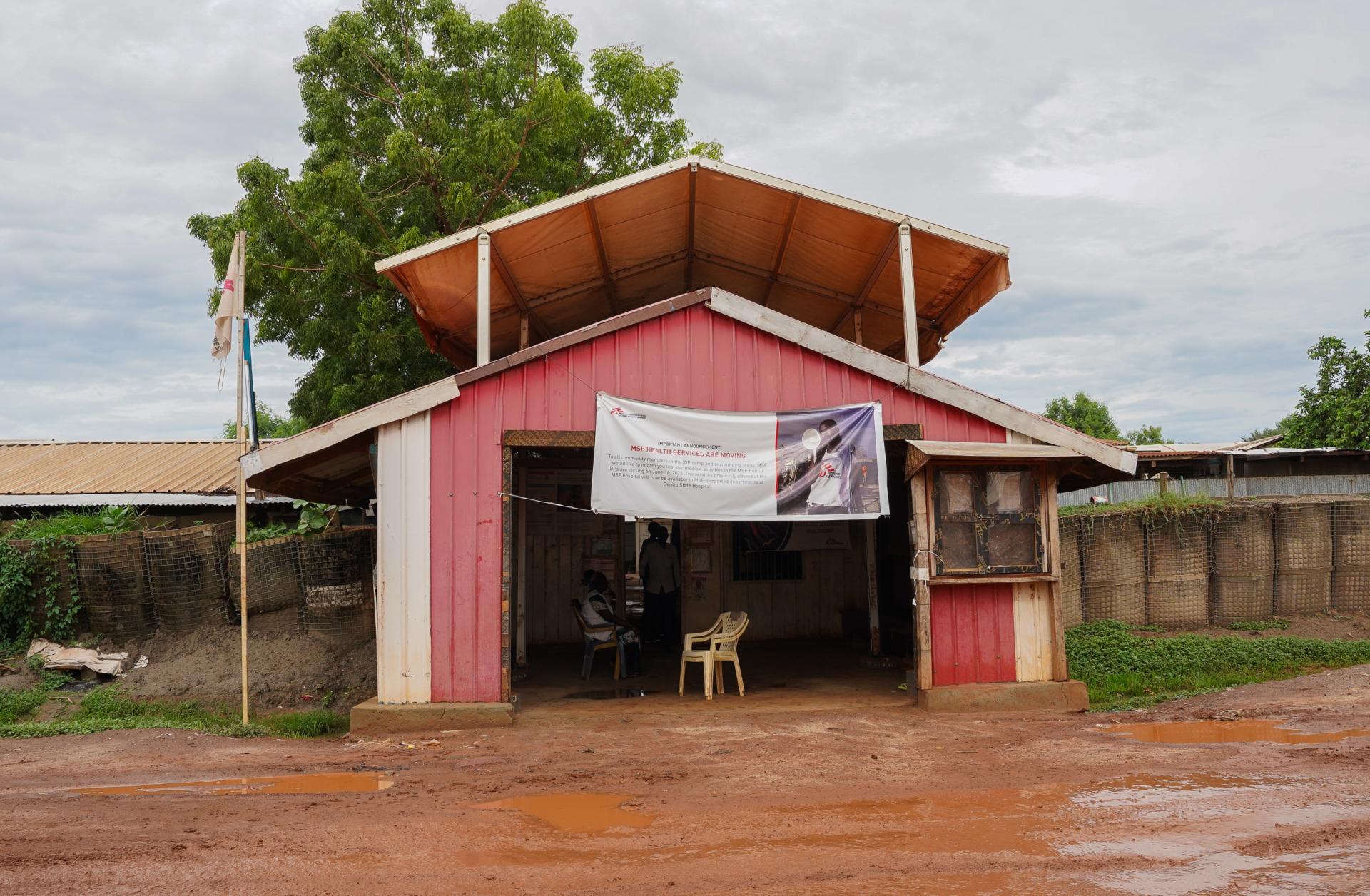 Front entrance of the former MSF standalone hospital in Bentiu ex-PoC displaying a banner about the move to Bentiu State Hospital.