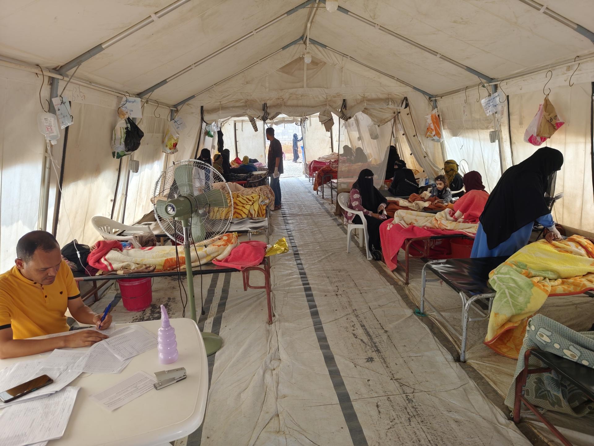 Patients receiving treatment for acute watery diarrhoea at the MSF-supported diarrhoea treatment centre (DTC) in Al-Qaeda City, Ibb Governorate – Yemen.