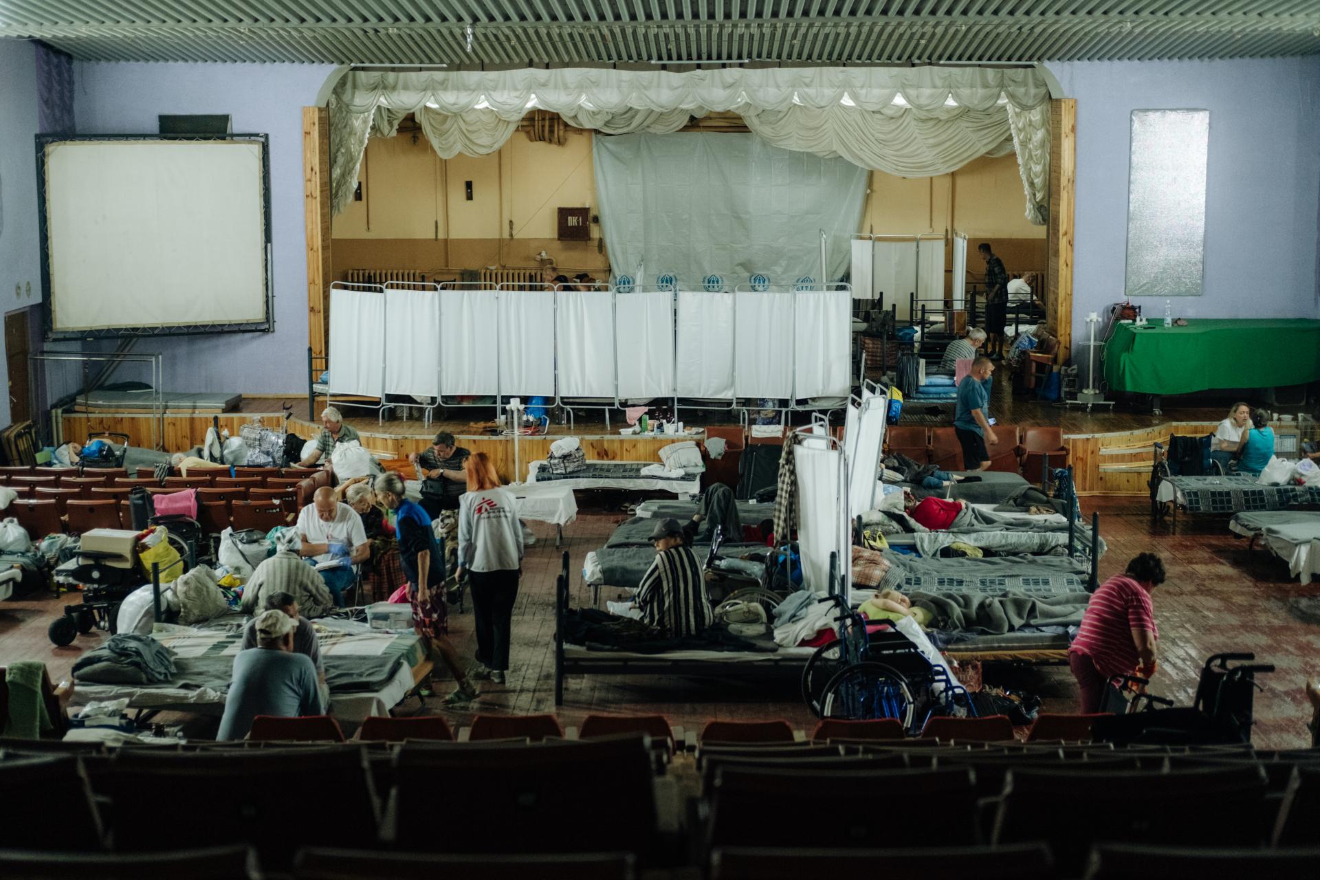People from the frontline areas arrive at the transit centre for IDPs in Dnipropetrovsk region (eastern Ukraine). They usually spend a few days here before moving further west. The Médecins Sans Frontières mobile clinic comes here twice a week. Our doctors and nurses examine patients. They often have chronic illnesses, and some of them arrive with injuries from the hostilities. Our health promoters and psychologists also work with patients to identify their needs and provide psychological support. 
