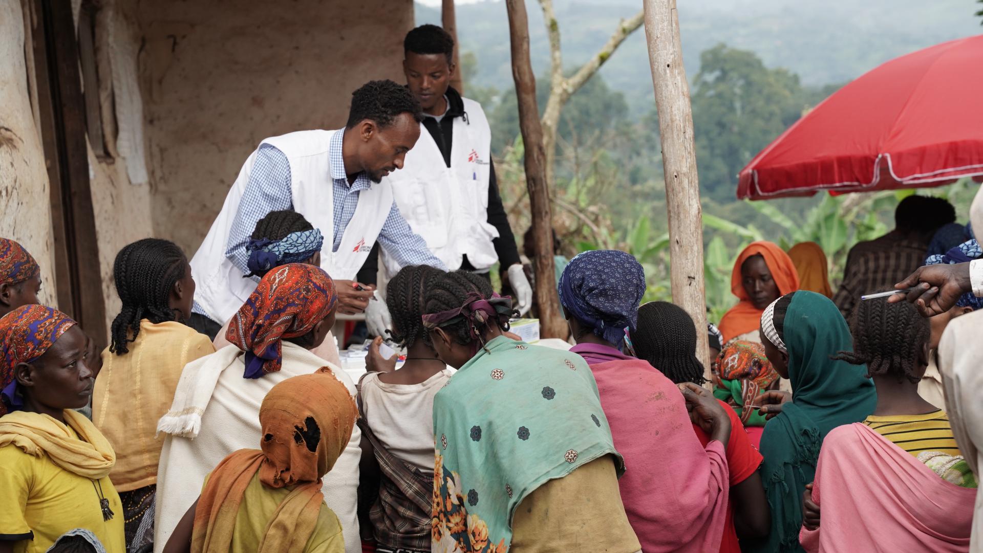 MSF staff providing medication to patients with mild malaria at the outreach post.