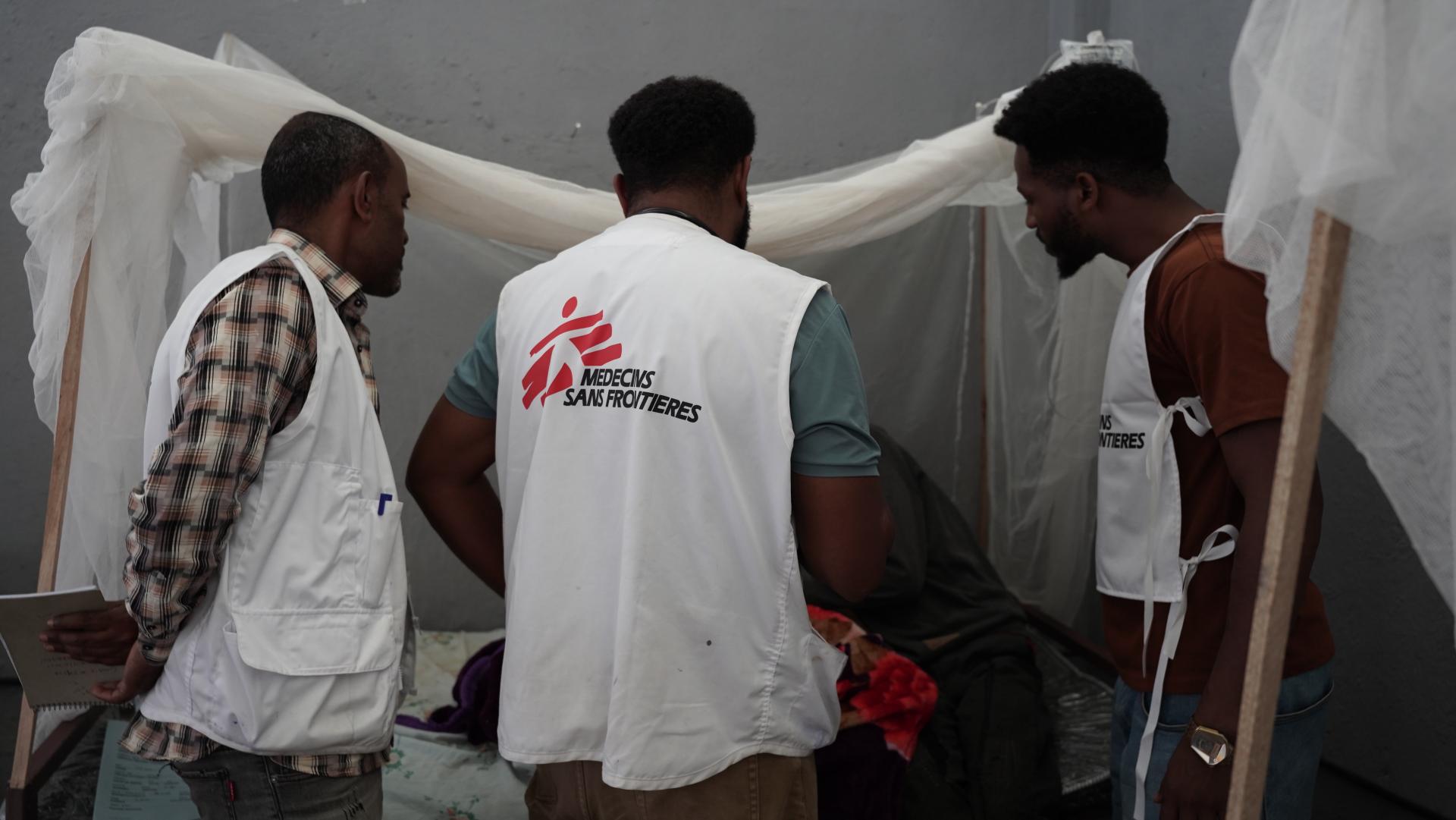 MSF medical staff during a round at the malaria ward.