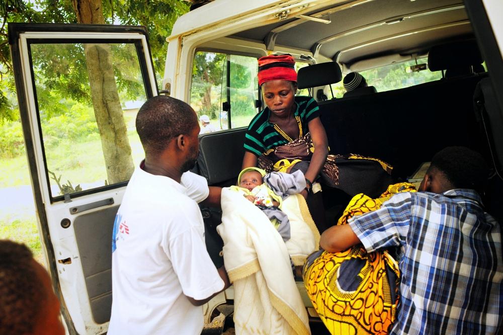 An infant with malaria is urgently transferred by MSF ambulance to the MSF-supported hospital in Baraka for treatment.