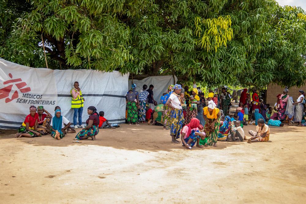 People waiting outside an MSF mobile clinic in Alua Velha, Eráti District, Nampula Province.