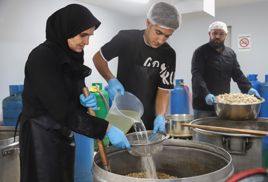 Cooked food distribution in Azarieh shelter