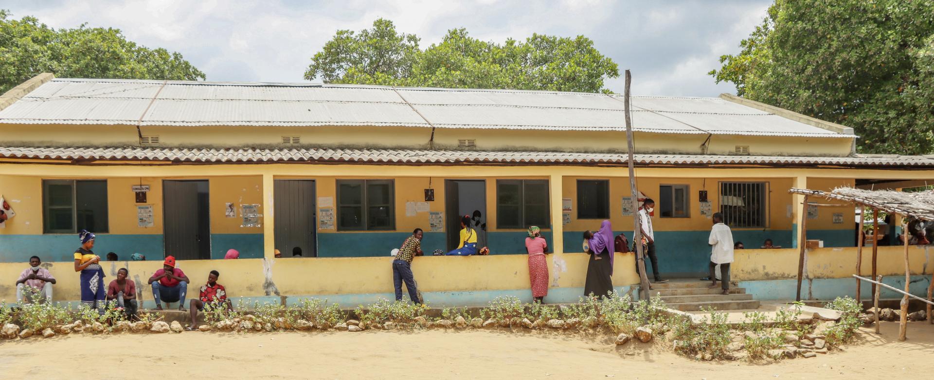 Strengthening health centres' roofs to stand against climate shocks in Mozambique