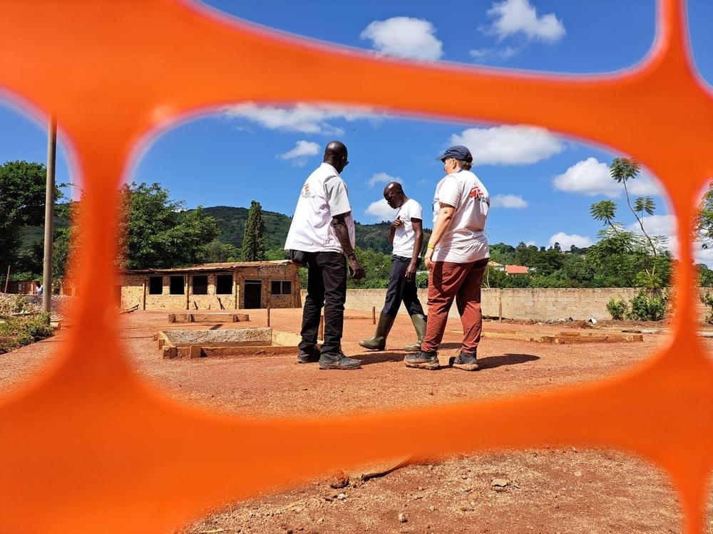 MSF staff discuss the plans for a 39-bed Ebola Treatment Centre in Mubende [© MSF/Sam Taylor] 