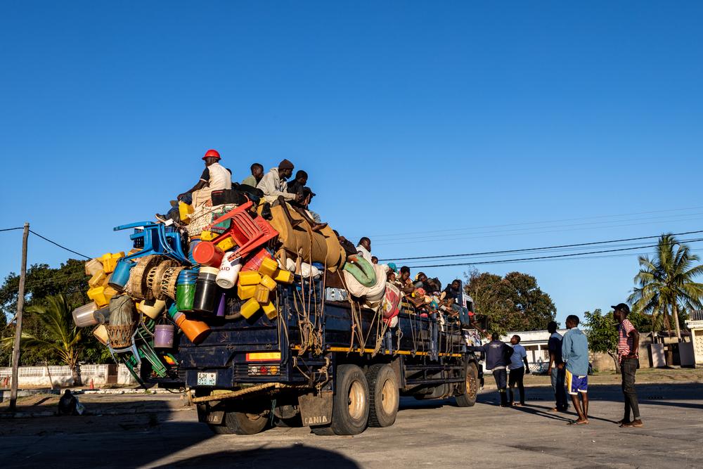 People who have been displaced return by truck from Macomia to the town of Mocímboa da Praia.
