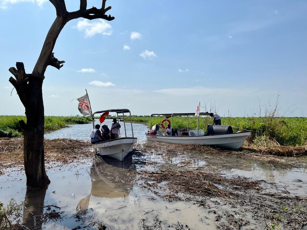 MSF teams travel 2 hours by speedboat in Ulang to reach communities displaced by floods