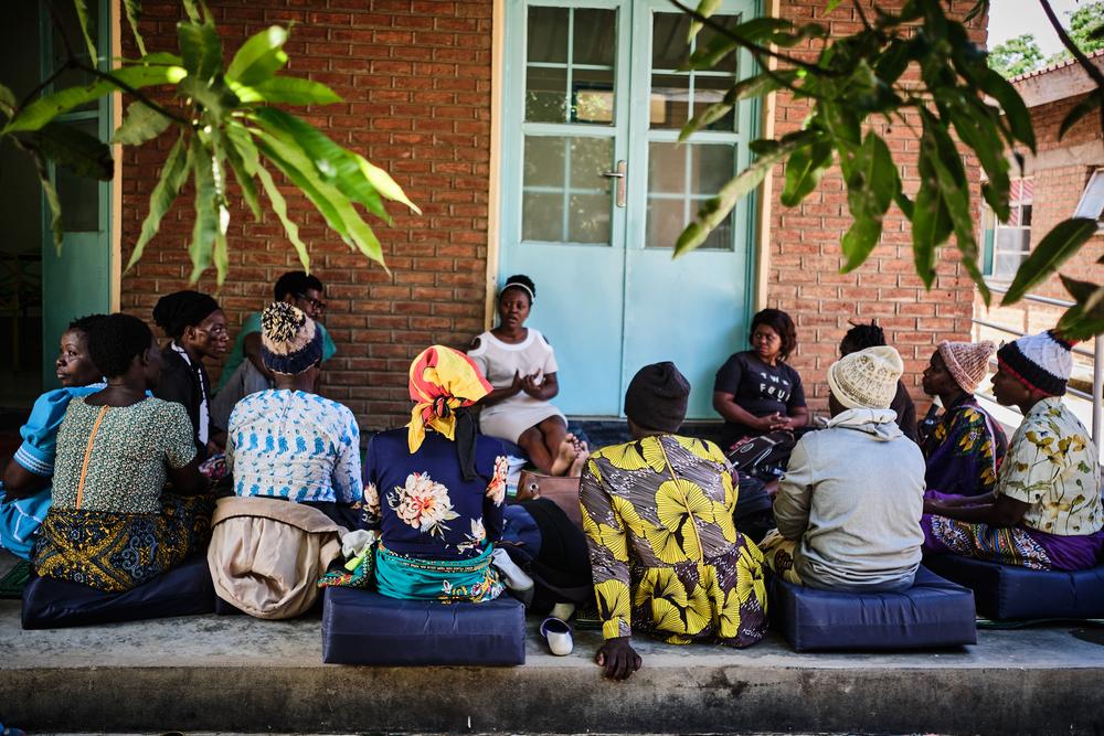 A patient support group at the Blantyre cervical cancer hospital, Malawi  [© Diego Menjibar]